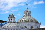 Купола одного из католических храмов в колониальной части Кито.