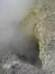 Выход пещеры из которой извергаются клубы пара с характерным запахом серы
